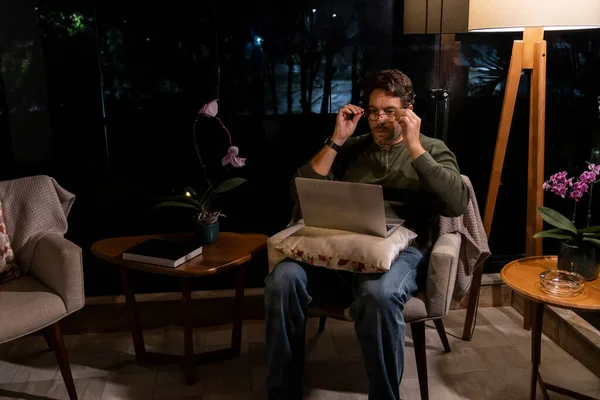 Brazilian Man Working Home Doing Home Office Night — ストック写真