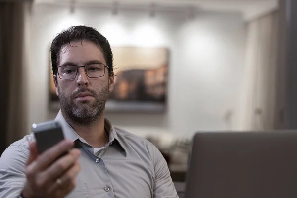 Бразилец Отвлекался Мобильный Телефон Работая Дома Занимаясь Домашним Офисом Ночью — стоковое фото