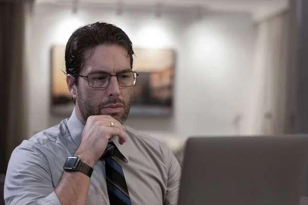 Brazilian Man Doing Online Meeting Doing Home Office Night — Stockfoto