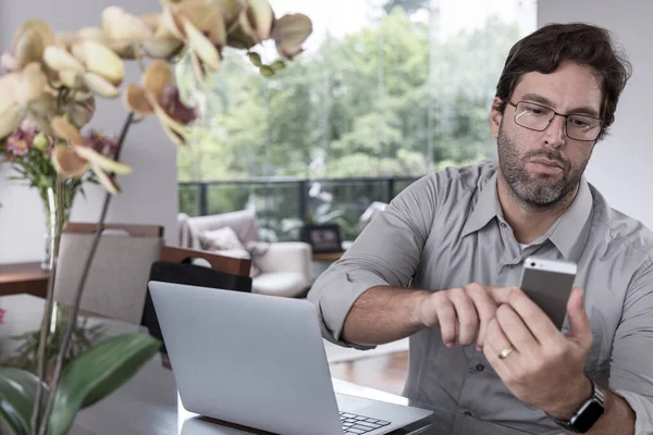 Brezilyalı Adam Cep Telefonuyla Evde Çalışırken Gün Içinde Işleriyle Uğraşırken Telifsiz Stok Imajlar