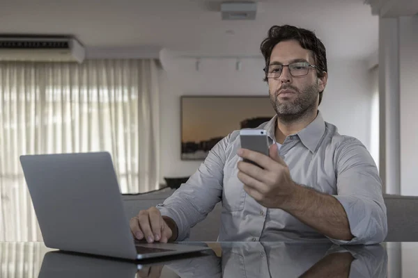 Brezilyalı Adam Cep Telefonuyla Evde Çalışırken Gün Içinde Işleriyle Uğraşırken Stok Fotoğraf