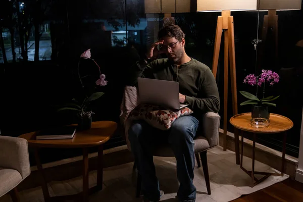 ブラジル人の男が家で仕事をしている夜の間に ストック画像