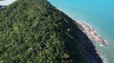 Yazın Riviera de Sao Lourenco plajı üzerinde uçarken, Sao Paulo, Brezilya.