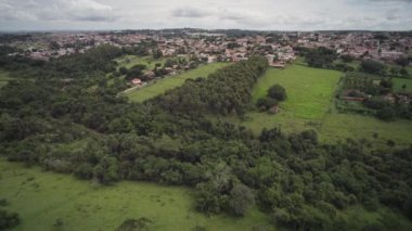 Brezilya 'nın So Paulo eyaletinin iç kesimindeki Brotas şehrinin üzerinde uçuyor. Nehirleri ve çiftlikleri olan şehir.