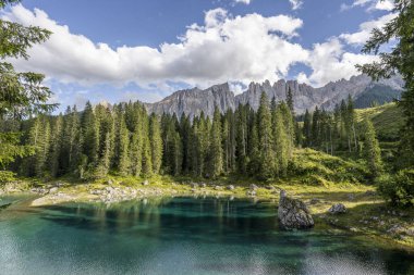 Güneşli bir günde biraz bulutla Carezza Gölü.