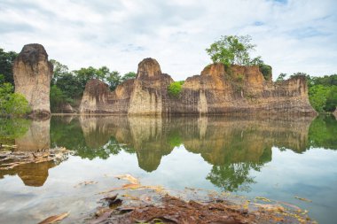 Bodin Kafe 'deki Chachoengsao Kanyonu, Tayland' ın yeni seyahat merkezi. Burası eskiden eski bir madendi..