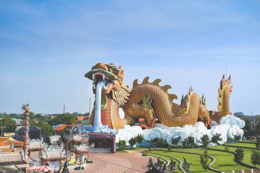 Suphan Buri, Tayland - 11 Aralık 2022: Cennet Ejder Parkı ve Şehir Sütun Tapınağı manzarası, Suphan Buri Eyaleti, Tayland. Ejderha Soyundan Gelenler Müzesi)