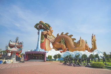 Suphan Buri, Tayland - 11 Aralık 2022: Cennet Ejder Parkı ve Şehir Sütun Tapınağı manzarası, Suphan Buri Eyaleti, Tayland. Ejderha Soyundan Gelenler Müzesi)