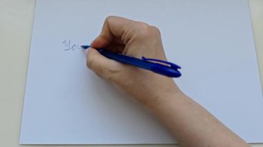 Beyaz kağıda mavi kalemle yazarken çok güçlüsün. Basit bir el yazısıyla motivasyon mesajı. Teşvik, akıl sağlığı veya öz bakım konularına uygundur..