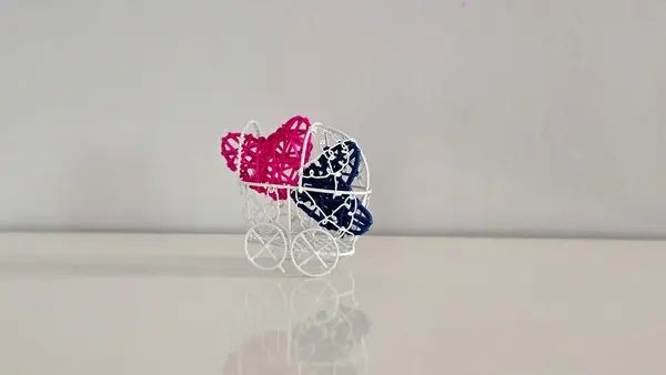 Aşkın, ailenin ve yeni başlangıçların güzelliğinin narin bir sembolü içinde pembe ve mavi bir kalbi olan klasik tarzda bir bebek arabası. Yumuşak tonlar ve duygusal durgun hayat.