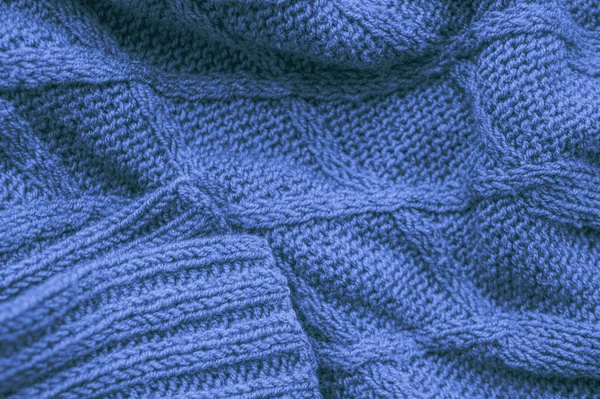 ニットセーター ヴィンテージ織のデザイン 手作りクリスマスの背景 コットンニットセーター 青いマクロスレッド 北欧のクリスマスプリント 繊維ジャンパーカシミア 編組ニットブランケット — ストック写真