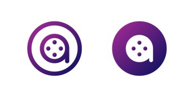 Video Film Şeridi Simgesi Seti. Video dosyalarını veya uygulamalardaki kayıt fonksiyonlarını temsil eden bir film şeridi rulosunun mor gradyan simgesi.