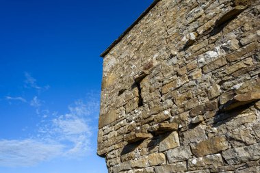 Yorkshire Dales, İngiltere 'deki eski taş ahır..