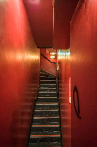 Red Gloomy Seedy Staircase — Stock Photo, Image