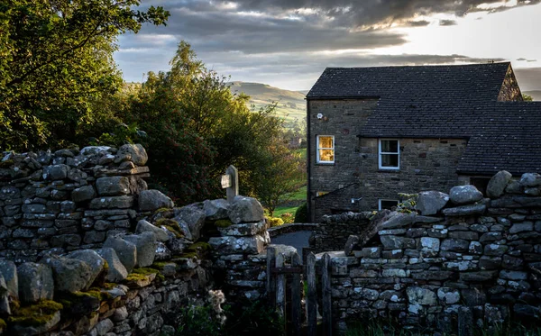 Yorkshire Dales, İngiltere, Uk 'ta alacakaranlıkta taştan bir kulübe..