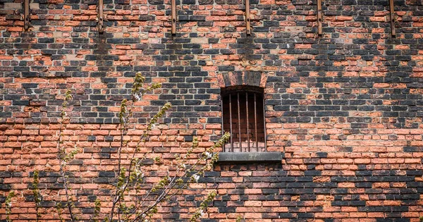Viktorya döneminden kalma tuğla bir depoda paslı bir pencere..