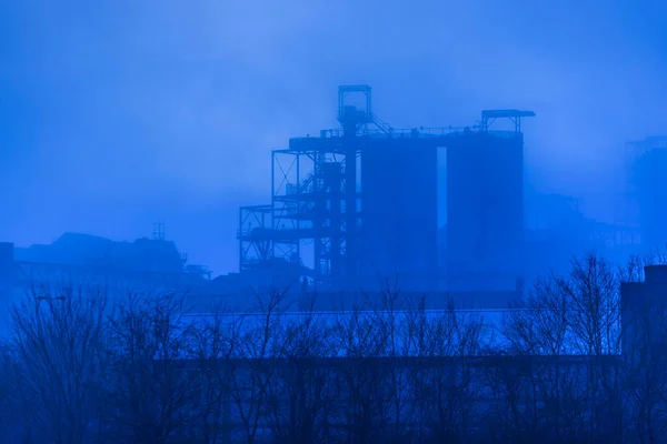 Bir Sanayi Fabrikasıyla Akşam Sisi — Stok fotoğraf