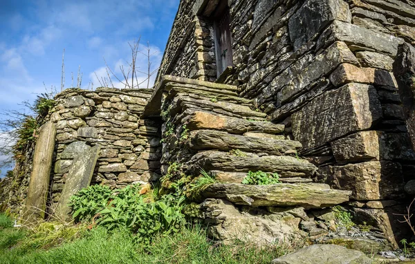 階段のある古い農場素朴な石造りの納屋 — ストック写真