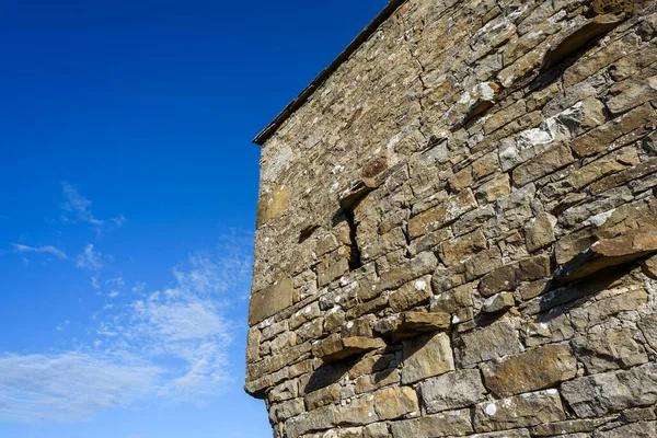 Yorkshire Dales, İngiltere 'deki eski taş ahır..