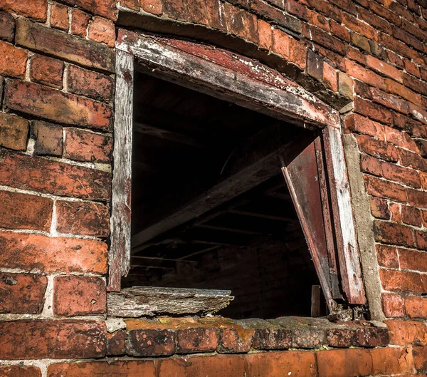 Szczegóły Ramy Okna Opuszczonej Ceglanej Stodoły — Zdjęcie stockowe
