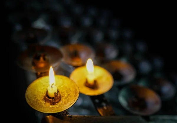 Deux Bougies Prière Allumées Dans Une Église — Photo