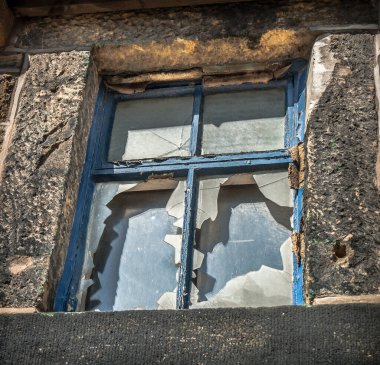 Terk edilmiş taş kulübe kırık pencere detayı.