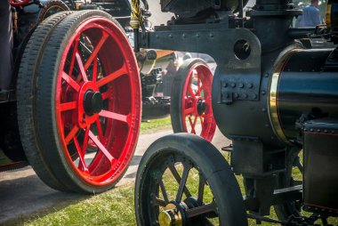 Bir buhar mitinginde çekiş motoru geçidi.