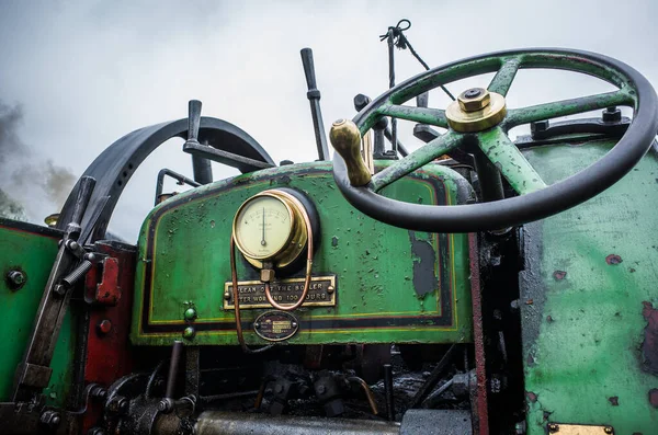 Direksiyon, buharla çalışan çekiş motoruyla kontrol ediliyor..