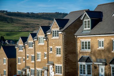Buxton, İngiltere 'de Peak District taşından modern ekonomik evler inşa edildi..