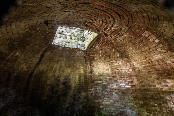 Viktorya döneminden kalma bir buz evinin içi. Buz evleri, buz dolabının icadından önce yıl boyunca buz depolamak için kullanılan binalardır..