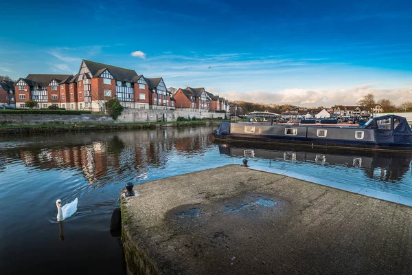 Northwich 'teki Weaver nehri boyunca yeni geliştirilmiş marina ve yeni sahte Tudor konutları..