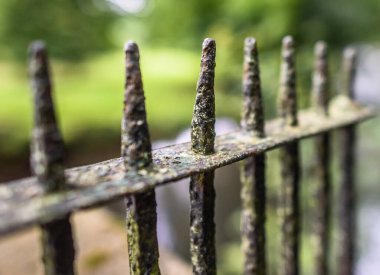 Çok eski, paslı çiviler dökme demir korkuluklarda..