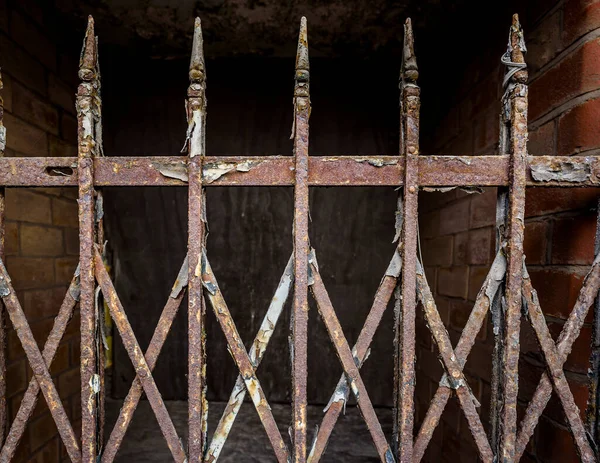 古い錆びたアコーディオン様式の折りたたみゲート — ストック写真