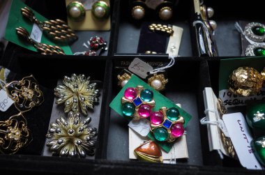 İkinci el dükkanında satılık antika küpeler..