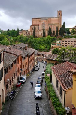 İtalya, Siena 'da yağmurlu bir gün. San Domenico kilisesi manzarası. 10.05.2023