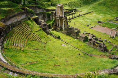 Voltera, İtalya 'daki antik Roma Tiyatrosu ve Etrüsk Akropolünün kalıntıları
