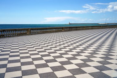 Mascagani Terası, siyah beyaz dama tahtası zemini, Livorno Toskana İtalya