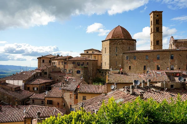 Volterra şehrinin silueti. Volterra, Toskana, İtalya 'nın panoramik manzarası