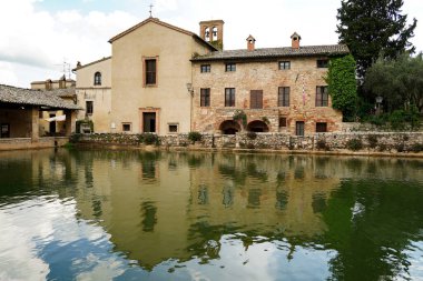 Bagno Vignoni, Toskana, İtalya. Eski hamam ve San Giovanni Battista Kilisesi