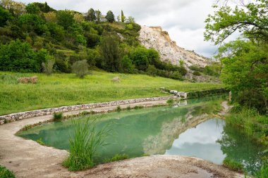 Bagno Vignoni, Tuscany, İtalya 'daki antik bir köyde doğal kaynak.