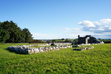 Nendrum Manastırı. Kuzey İrlanda 'da Strangford Lough' daki Mahee Adası 'nda Norman öncesi manastır kalıntıları var.