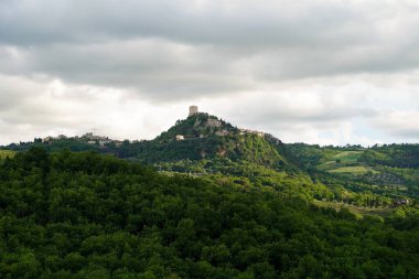 Ortaçağ kalesi Rocca di Tentennano, Toskana, İtalya ile Castiglione d 'Orcia' nın panoramik manzarası