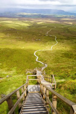 Cuilcagh tahta yolu aynı zamanda Kuzey İrlanda 'nın Fermanagh ilçesinde cennete giden merdiven olarak da bilinir.