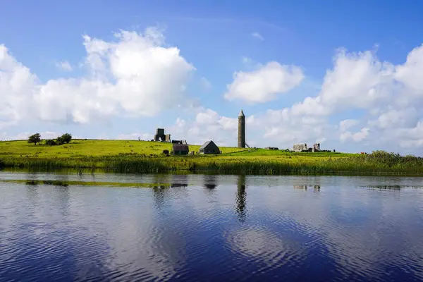 Kuzey İrlanda 'nın Fermanagh ilçesindeki Lough Erne' de bulunan Devenish Adası Manastırı manzarası