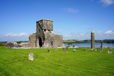 Kuzey İrlanda 'nın Fermanagh ilçesindeki Lower Lough Erne' de bulunan Devenish Adası Manastırı