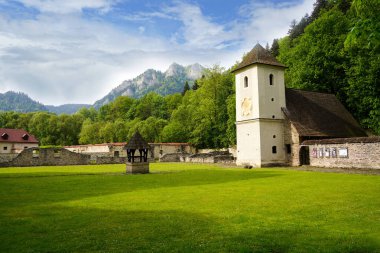 Ortaçağ Kızıl Manastırı 'nın manzarası. Arka planda Three Crowns dağ kitlesi var. 11.05.2024 Cerveny Klastor, Slovakya
