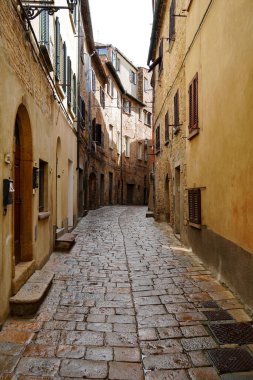 Tipik Volterra caddesi. Toskana, İtalya