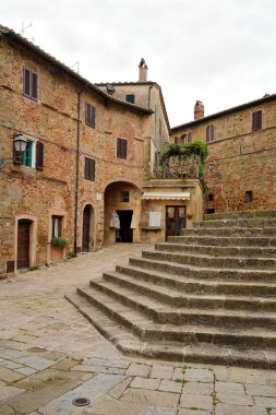 Picoresque Toskana köyü Monticchiello sokağı. 12 Mayıs 2023 Monticchiello, Toskana, İtalya