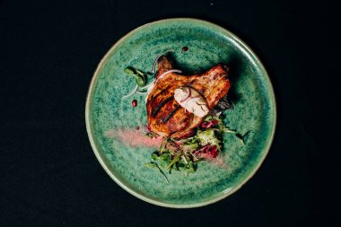 Roka yapraklı domuz filetosu ve trüf yağı.