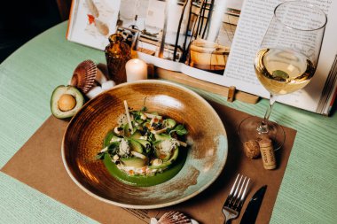 Karidesli salata, kırmızı havyar, elmalar, ıspanak yastığında avokado.